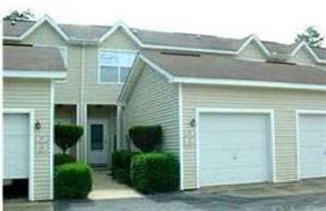 Fantastic Townhome 2 bedroom 2 bath at The Hamptons for Rent Gallery 1