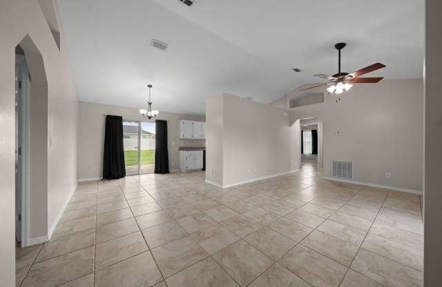 3/2/2 Beautiful Home with Spacious Backyard in Southeast Ocala Gallery 3