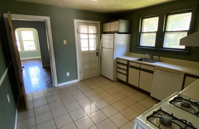 2 Bed, 1 Bath w/ Den!  1200.00 Sq Ft. photos photos