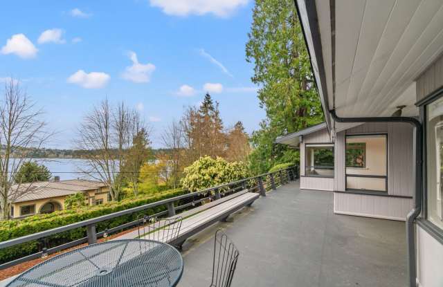 5Bd/2.75Ba Mercer Island House - 10 Shore Lane, Mercer Island, WA 98040 5Bd/2.75Ba Mercer Island House - 10 Shore Lane, Mercer Island, WA 98040