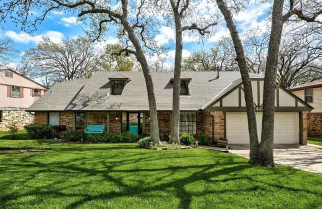 AVAILABLE SEPTEMBER 10TH Charming 4 bed 2.5 bath nested in Edmond Ok!!! photos photos