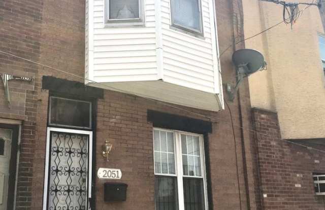 Beautiful 3-Bed/1-Bath Townhouse in Girard Estates/East Passyunk! Available NOW! Gallery 3