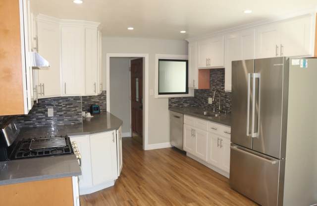Large 3bed/3Bath Ranch Style Home Gallery 3