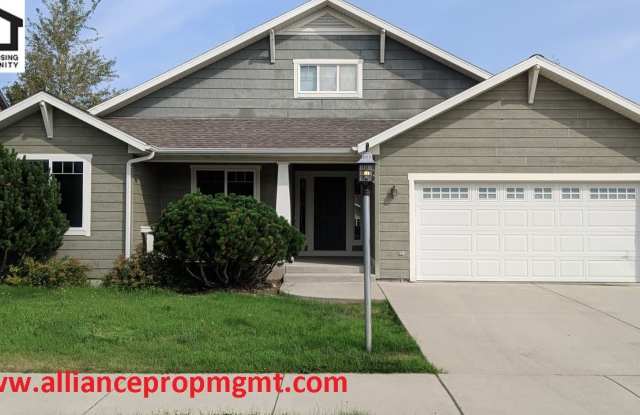 Spacious 3 bedroom house with fenced back yard photos photos