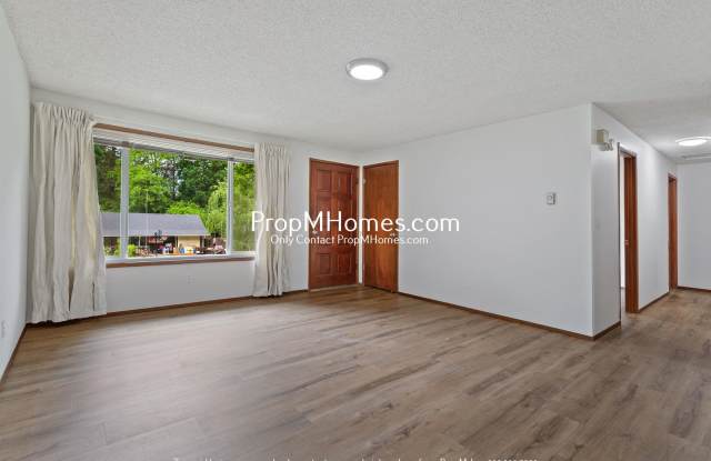 Updated 3 Bedroom Home in Aloha - Large Fenced Yard! Gallery 4