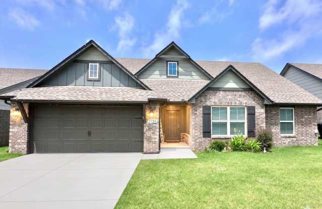 Like-New 2022 Build in Seven Oaks South photos photos