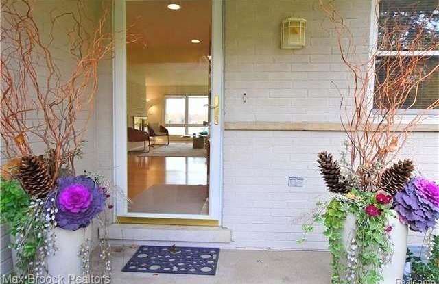 2250 E HAMMOND LAKE Drive Gallery 3
