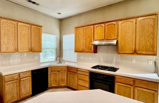 Single Story 4 Bedroom 2 Bath Home for Rent Gallery 4