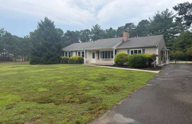Spacious 3-Bedroom Ranch Home with in ground pool! Gallery 3