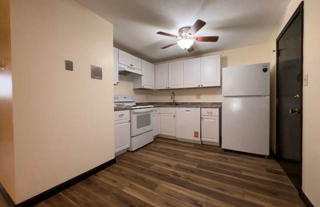 Rent reduced! Beautifully updated 2 bedroom condo, with 2 reserved parking spots, in Dracut MA Gallery 4