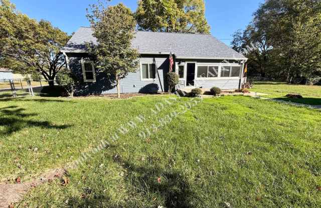 Updated 3 Bed 2 Bath Home with Large Fenced Yard in Spring Hill-Available NOW!! Gallery 1