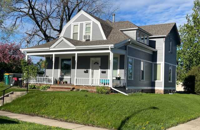 Main floor duplex apt! Huge Ceilings and Neat Parquet Wood Floors! - 1201 South Dakota Avenue, Sioux Falls, SD 57105