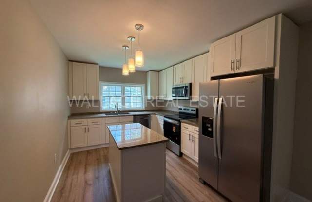 NEW RENTAL RATE...TOTALLY RENOVATED 3 BEDROOM HOUSE MINUTES FROM NEW SMOKIES STADIUM!! Gallery 4