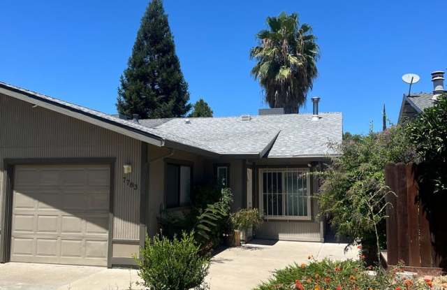 CUTE 2 BEDROOM HALF-PLEX WITH PRIVATE YARD! Gallery 2