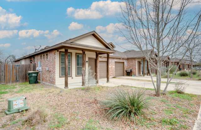 NICE 3 BEDROOM DUPLEX LOCATED IN KYLE, TEXAS! photos photos