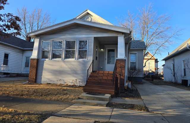 2 Bedroom Home Near Down Town Bloomington photos photos