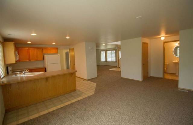 Large 4BR 3BA House - Cheney Schools #1454 Gallery 4