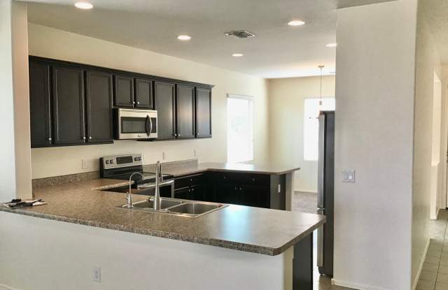 Nice Clean Modern 3 Bdrm + Den, 2ba in Marana, w/3Car Garage Gallery 4