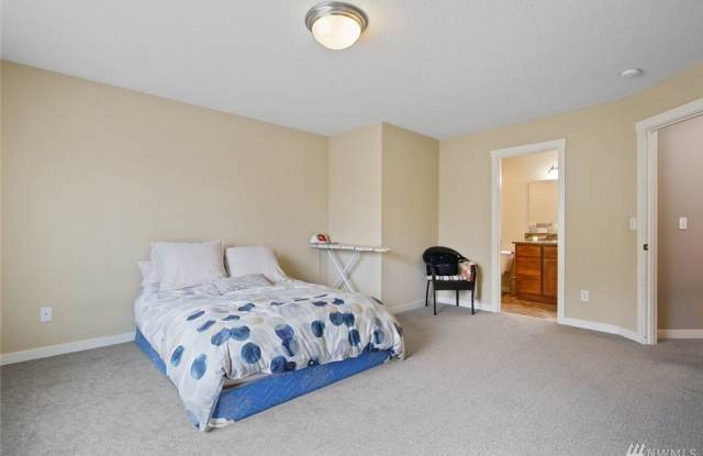 Beautiful 3BD Home Near Vancouver Mall! Open Floor Plan  Fenced Yard! photos photos