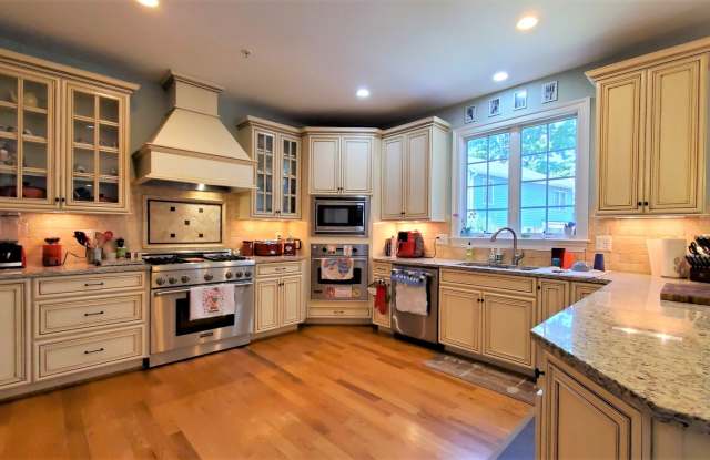 Fabulous 6BR, 5.5BA Close in Bethesda Home!! Gallery 4