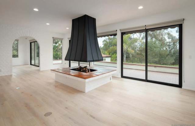 5406 Las Palomas Gallery 3