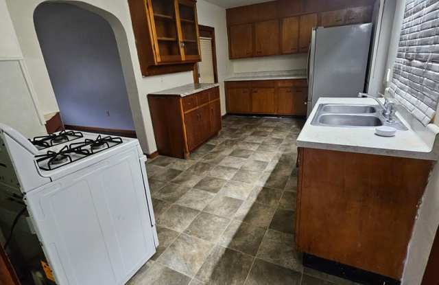 Upper 3 bedroom unit - 614 East 22nd Street, Erie, PA 16503