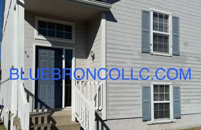Spacious 3 bedroom unit with new flooring Gallery 1