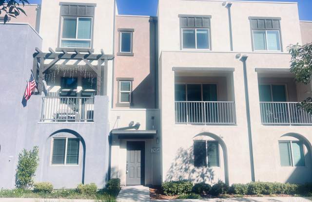 Skyline Vista Townhome with 3 Master Bedrooms - 2454 Verano Way, Vista, CA 92081