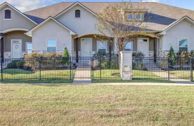 College Station - 3 bedroom / 3 bath Townhome, covered patio  back yard with one car garage. photos photos