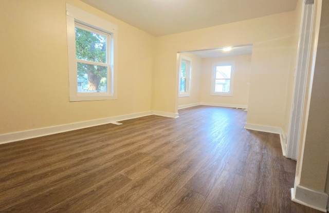Spacious 5 Bed 2 Bath House - Pet-Friendly Gallery 4