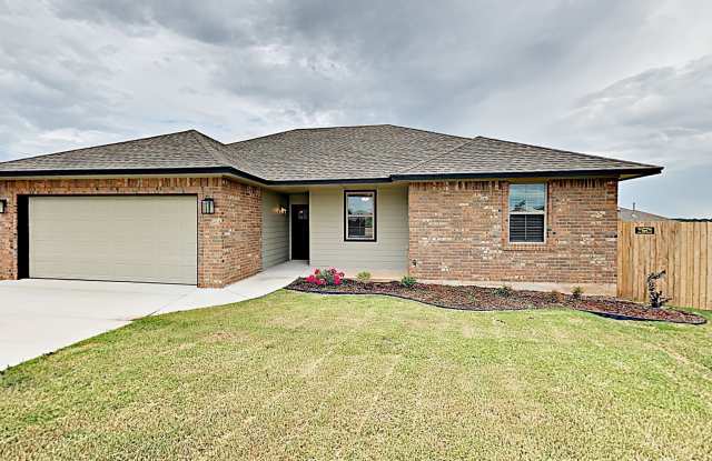 Beautiful 3 Bedroom, 2 Bath Home with Study and Storm Shelter - Yukon Schools. Gallery 4