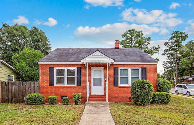 Well Maintained home located 15mins from Fort Bragg and 5mins to Downtown Fayetteville photos photos