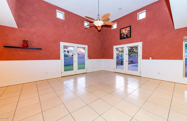 10801 N 11TH Place Gallery 4