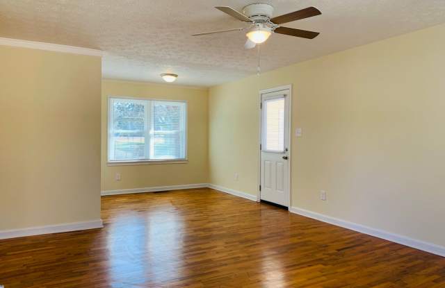 Beautiful 3 bedroom 1 bathroom home close to Downtown Newnan! Must see! photos photos