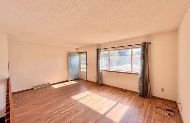 3 Bed, 1 Bath Ranch Home in Ault. Large yard and new carpet/paint! Gallery 4