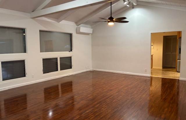 2 Bedroom/2 Bathroom with Gorgeous Lanai and Yard Gallery 4