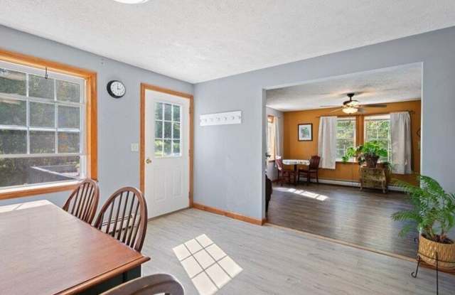 Charming 3BR House in Searsmont Gallery 4