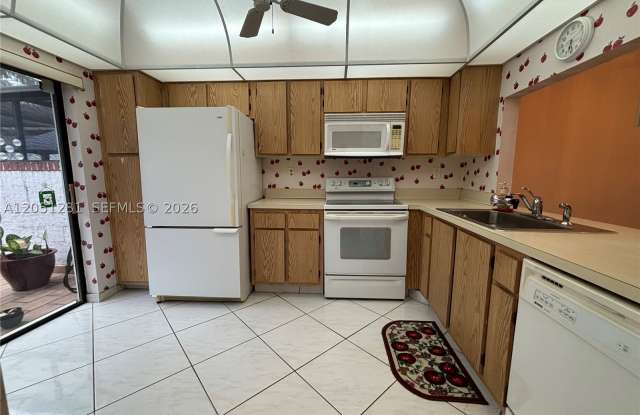 6453 Pinehurst Cir W Gallery 3