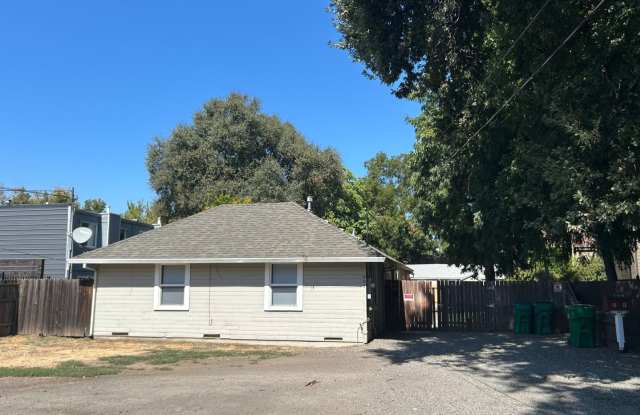 4 bedroom 2 bath next to Chico State with Large fenced backyard photos photos