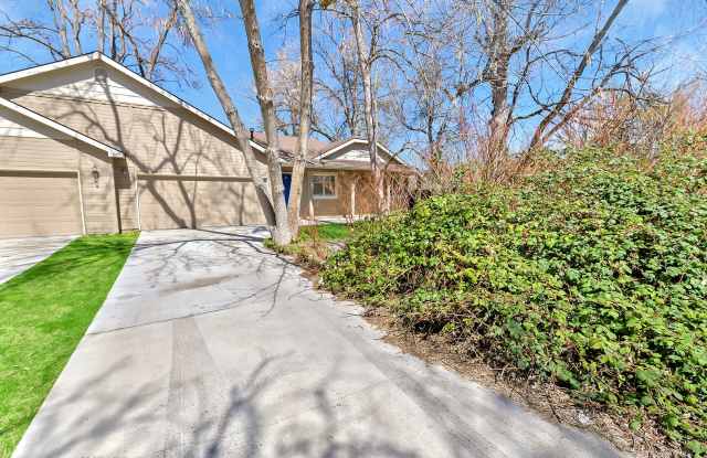 3 Bedroom 2 Bathroom with 2 Car Garage Located on the Central Bench Rim Gallery 1