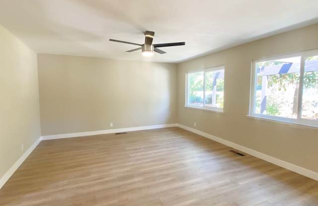 RECENTLY RENOVATED 4 BED, 2.5 BATH HOME ON CORNER LOT Gallery 3