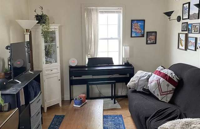 Allston 5 Bed, 2.5 Bath Duplex | Parking Included | No Broker Fee Gallery 4