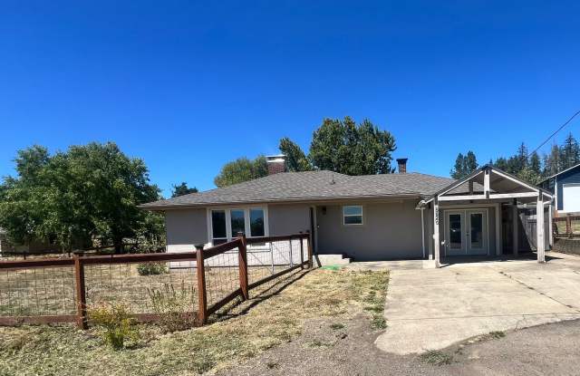 Charming Rural Retreat with Shop, Detached Office & Fenced Yard – Just Minutes from Town! Gallery 1
