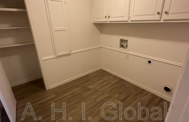 7040 Fulham Dr Gallery 3