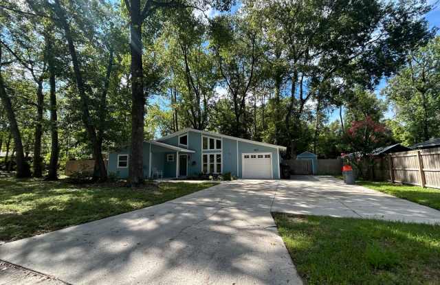 Dream home awaits: stunningly updated 3 bed, 2 bath with garage, screened patio and fenced, peaceful yard - 3007 Northwest 43rd Avenue, Gainesville, FL 32605