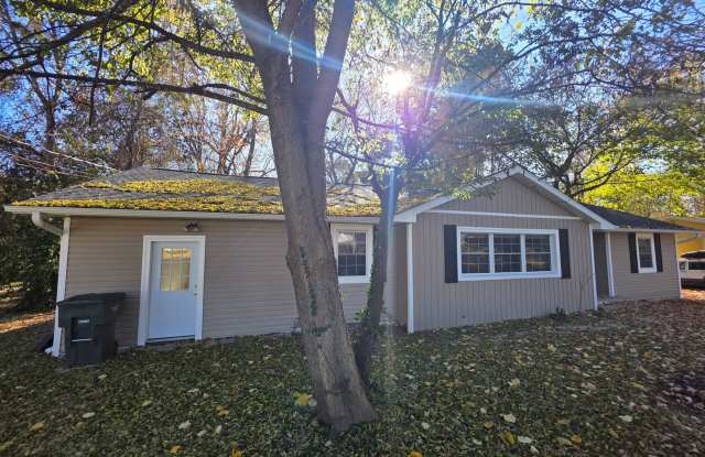 Charming 3 bedroom close to campus and I49 photos photos