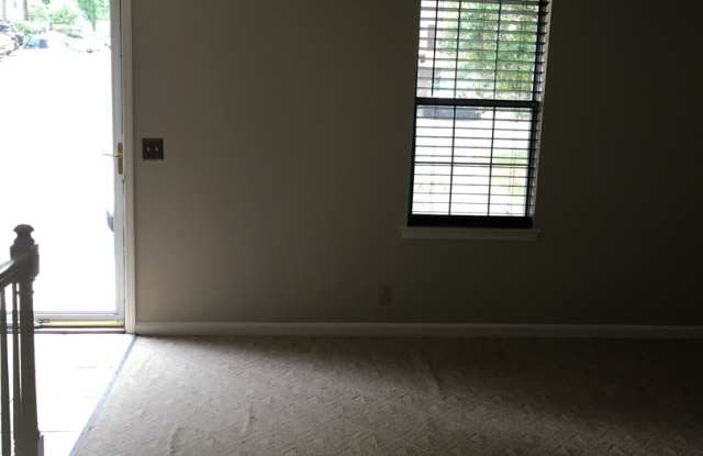 MOVE IN SPECIAL $500 OFF!! Townhouse Close to all! Gallery 4