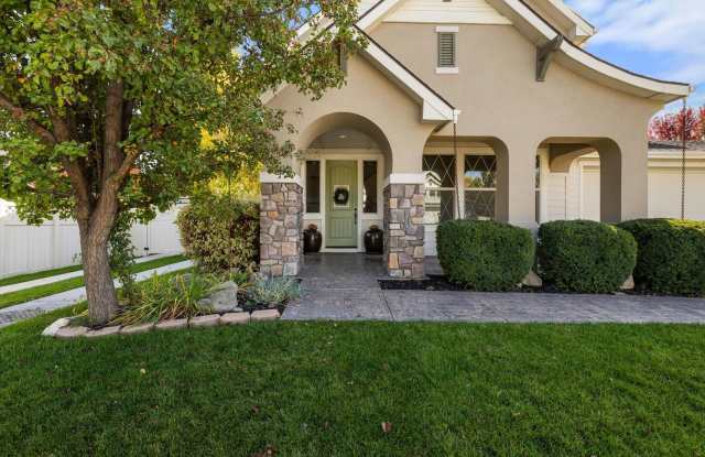 Spacious 5-Bedroom Home (plus bonus room) on ½ Acre in Bridgetower – Rare Meridian Rental! Gallery 4