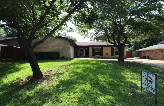 424 Englewood Ln - 424 Englewood Lane, Hurst, TX 76053