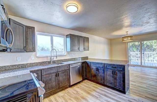 601 West Indian Creek Drive Gallery 2